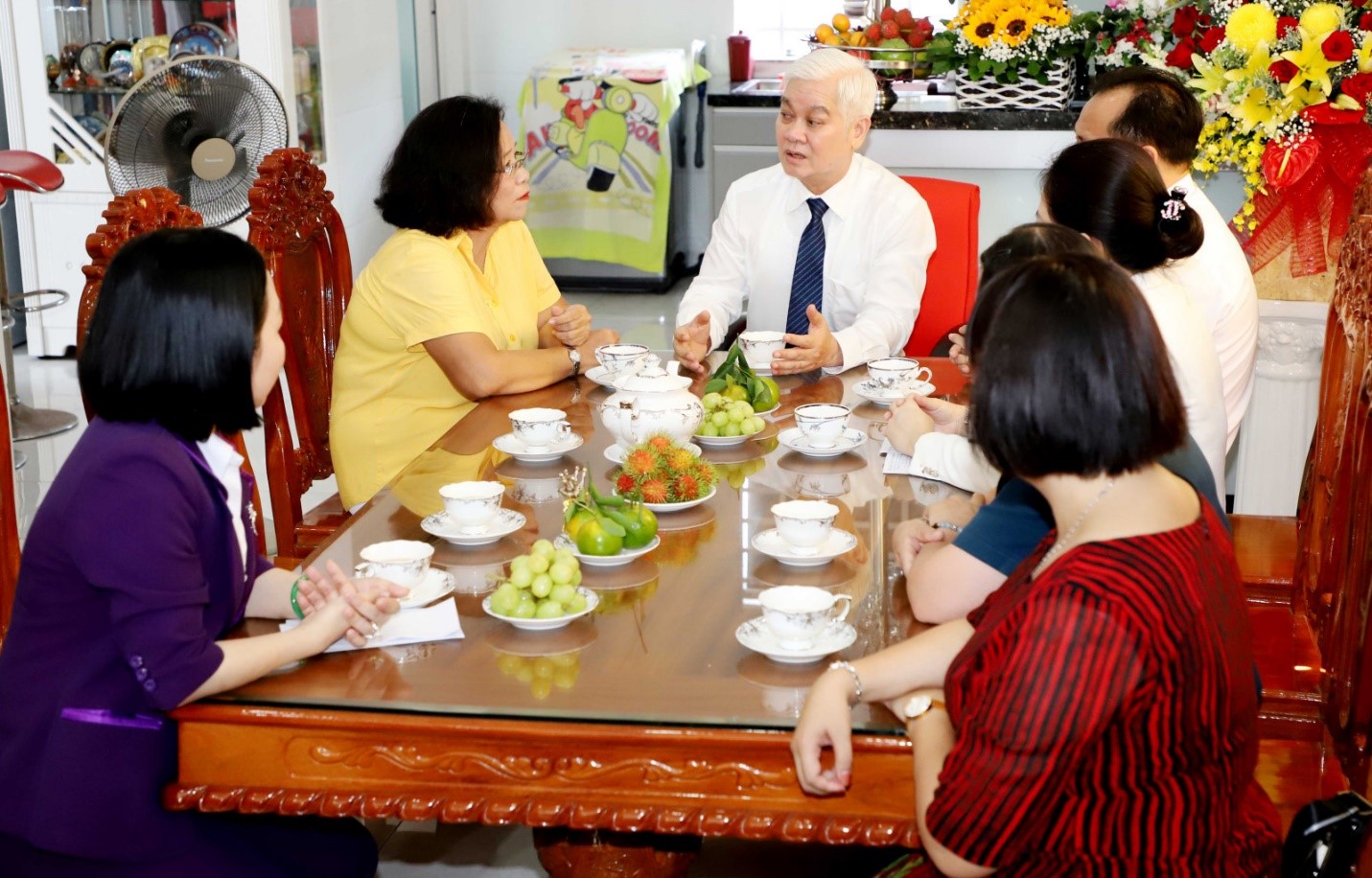 Đoàn công tác của lãnh đạo tỉnh thăm, chúc mừng NGƯT Đỗ Thị Như Hoa, nguyên Hiệu trưởng Trường THCS Chu Văn An, TP.Thủ Dầu Một.